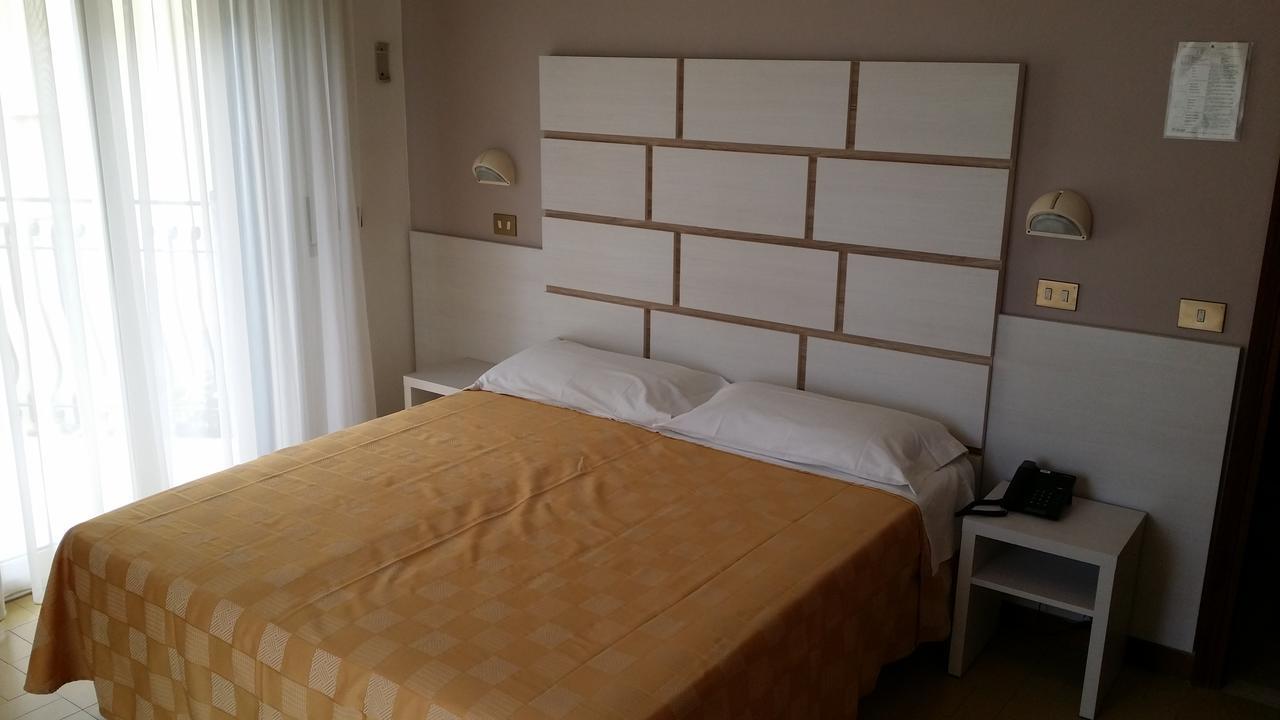 Hotel La Falena แชร์เวีย ภายนอก รูปภาพ